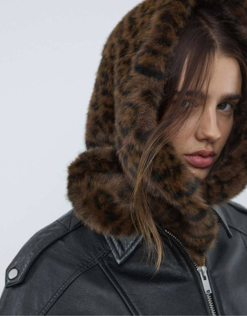 Stradivarius - Brauner Schal aus Kunstpelz mit Leopardenmuster-Brown Stradivarius - Brauner Schal aus Kunstpelz mit Leopardenmuster-Brown von Stradivarius