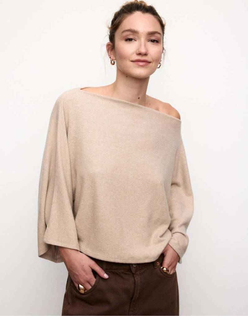 Stradivarius - Cape-Oberteil in Steinbeige mit U-Boot-Ausschnitt-Weiß von Stradivarius