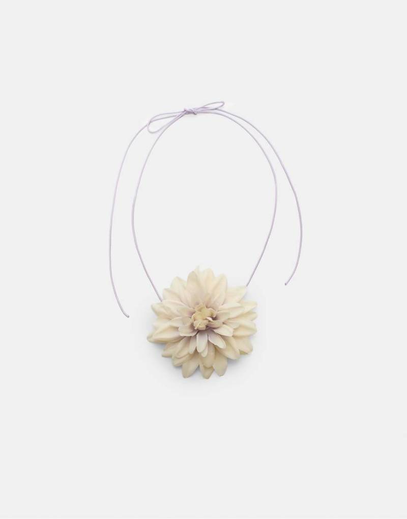 Stradivarius - Choker-Halskette in Weiß mit Stoffblume von Stradivarius