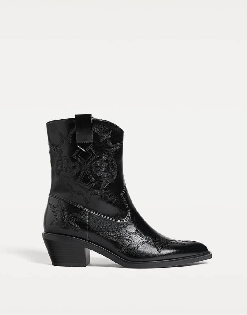 Stradivarius - Cowboy-Ankle-Boots in Schwarz mit Absatz von Stradivarius