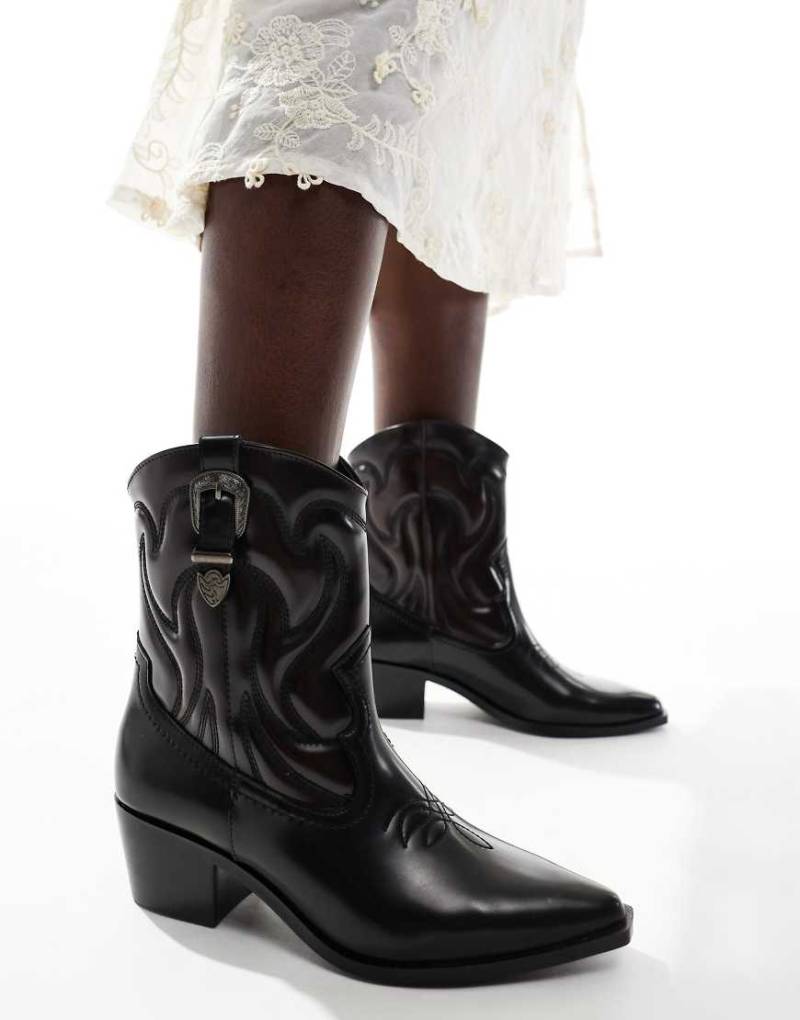 Stradivarius - Cowboy-Stiefeletten in Schwarz mit Schnallendetail von Stradivarius