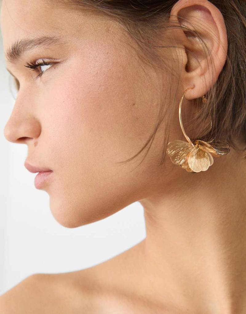 Stradivarius - Creolen in Goldoptik mit Blumendesign-Gelb von Stradivarius