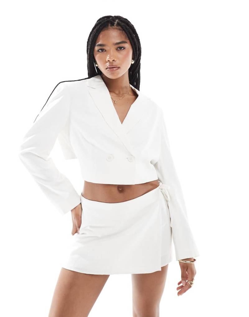 Stradivarius - Cropped-Blazer in Weiß mit Rückenausschnitt von Stradivarius