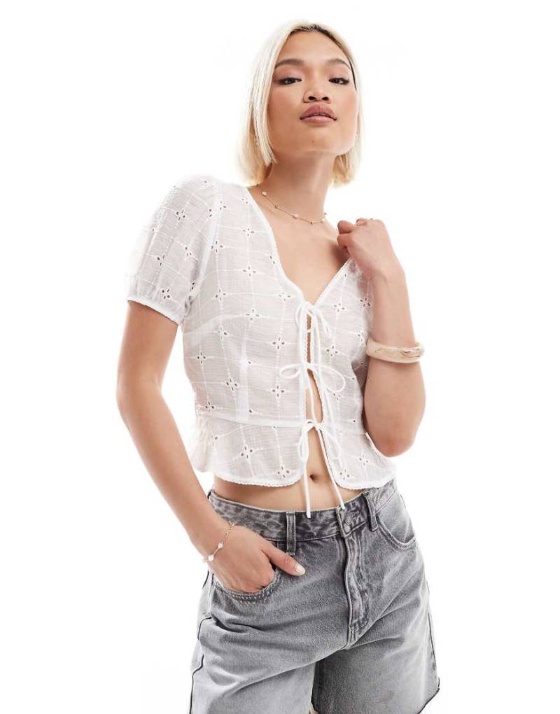 Stradivarius - Cropped-Bluse in Weiß mit geschnürter Vorderseite und Puffärmeln von Stradivarius
