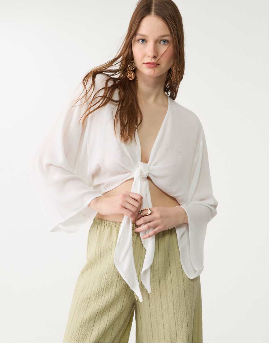 Stradivarius - Cropped-Bluse in Weiß mit geschnürter Vorderseite von Stradivarius