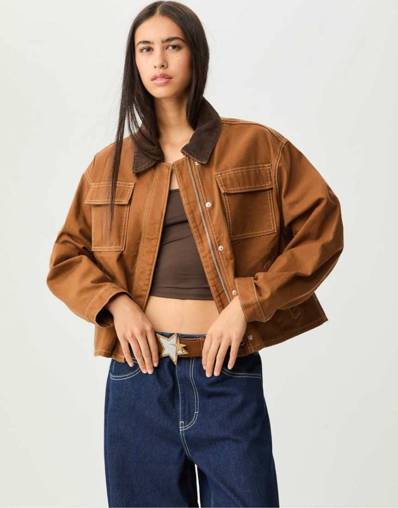 Stradivarius - Cropped-Jacke in blassem Camel mit Kontrastnähten und Taschen-Neutral von Stradivarius