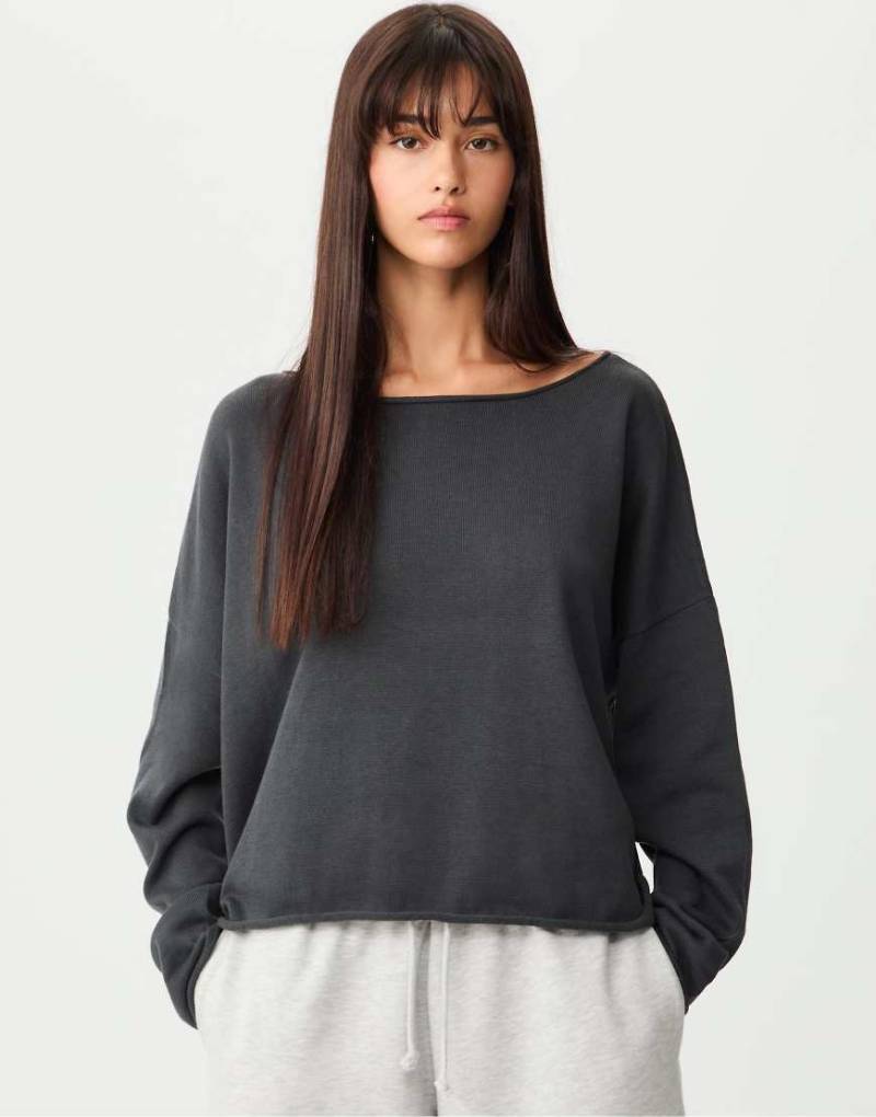 Stradivarius - Cropped-Sweatshirt in Dunkelgrau mit U-Boot-Ausschnitt von Stradivarius