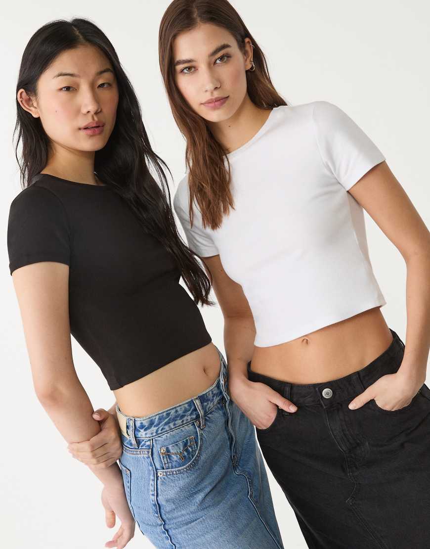 Stradivarius - Cropped T-Shirt aus Baumwolle in Schwarz und Weiß, 2er-Pack von Stradivarius