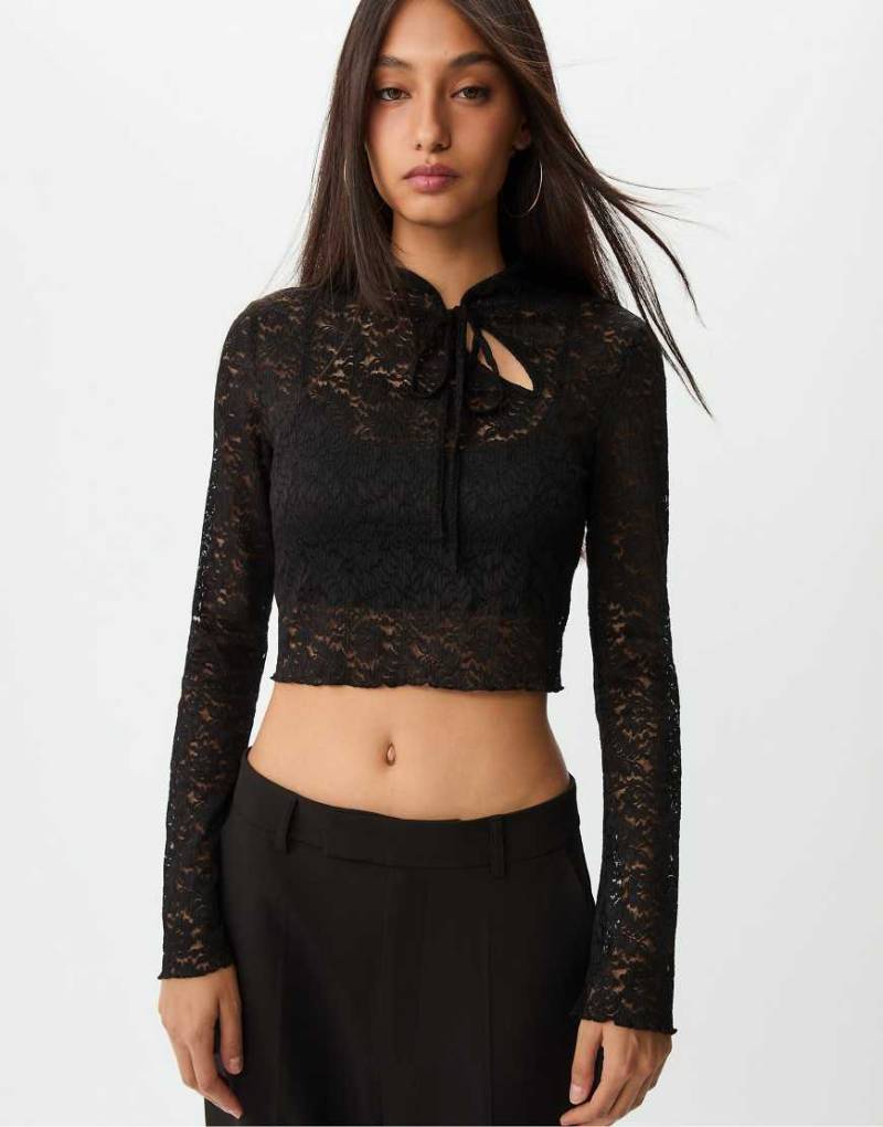 Stradivarius - Cropped-Top aus Spitze in Schwarz von Stradivarius