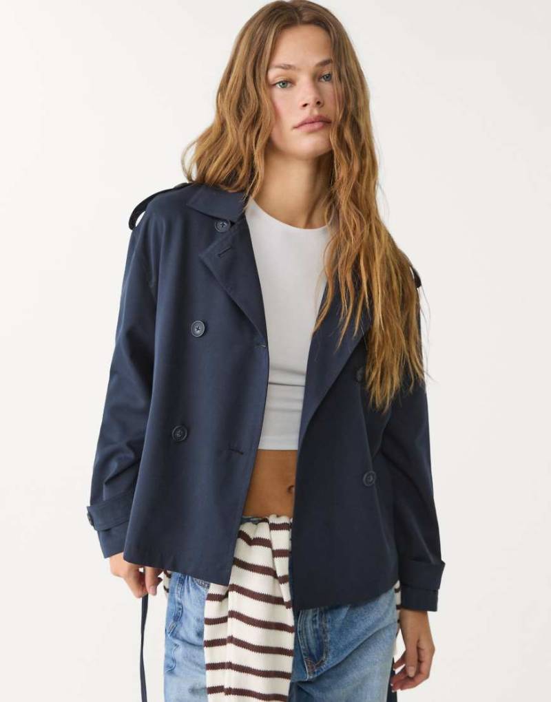 Stradivarius - Cropped Trenchcoat in Marineblau mit Gürtel von Stradivarius