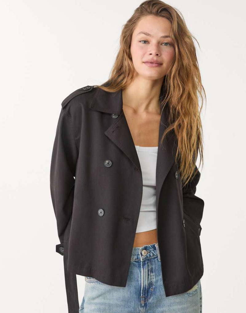 Stradivarius - Cropped Trenchcoat in Schwarz mit Gürtel von Stradivarius