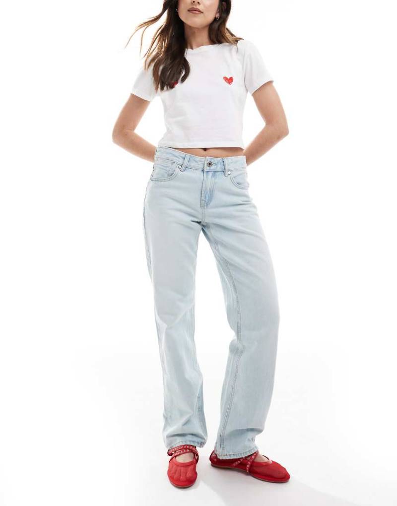 Stradivarius - D03 - Gerade geschnittene Jeans in hellblauer Waschung mit niedrigem Bund von Stradivarius