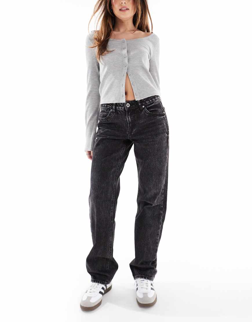 Stradivarius - D03 - Gerade geschnittene Jeans in schwarzer Waschung mit niedrigem Bund von Stradivarius