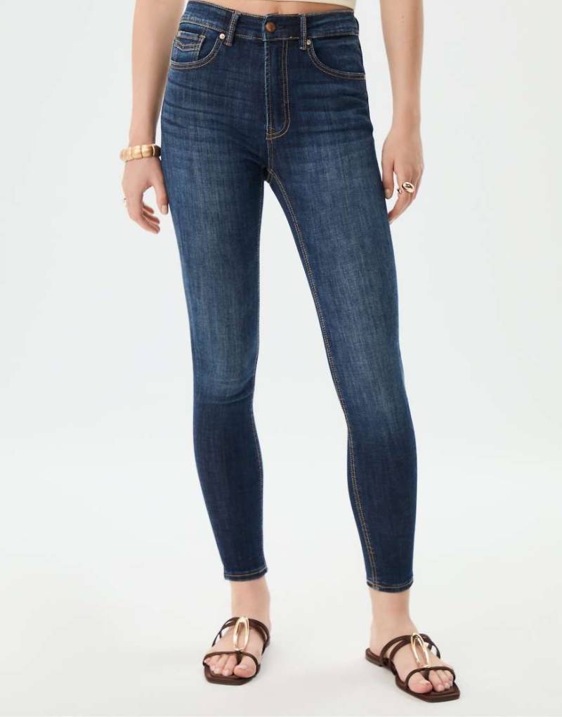Stradivarius - D07 - Skinny Jeans mit mittelhohem Bund aus überfärbtem blauem Denim von Stradivarius