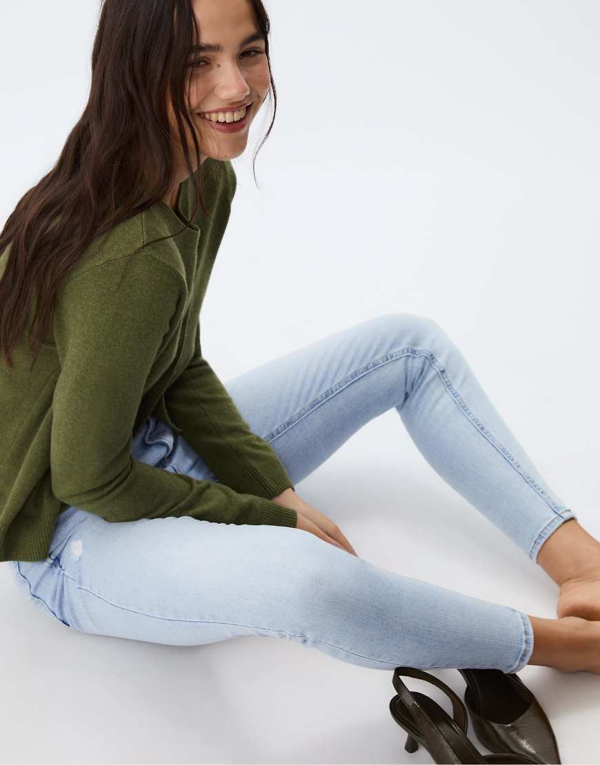 Stradivarius - D09 - Eng geschnittene Jeans in Overdyed-Mittelblau mit superhohem Bund von Stradivarius