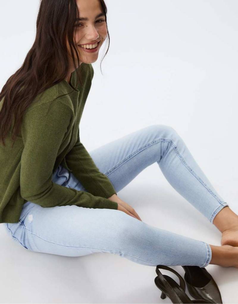 Stradivarius - D09 - Eng geschnittene Jeans in Overdyed-Mittelblau mit superhohem Bund Stradivarius - D09 - Eng geschnittene Jeans in Overdyed-Mittelblau mit superhohem Bund von Stradivarius