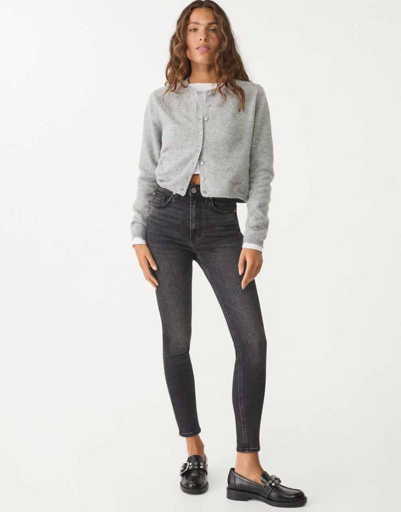 Stradivarius - D09 - Enge Jeans mit superhohem Bund in verwaschenem Schwarz-Grau von Stradivarius