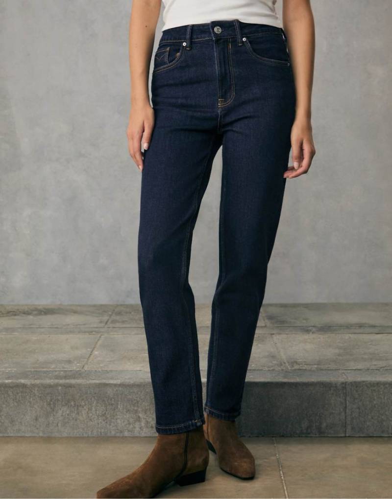 Stradivarius - D10 - Mom-Jeans in blauer Rinse-Waschung mit schmalem Schnitt von Stradivarius