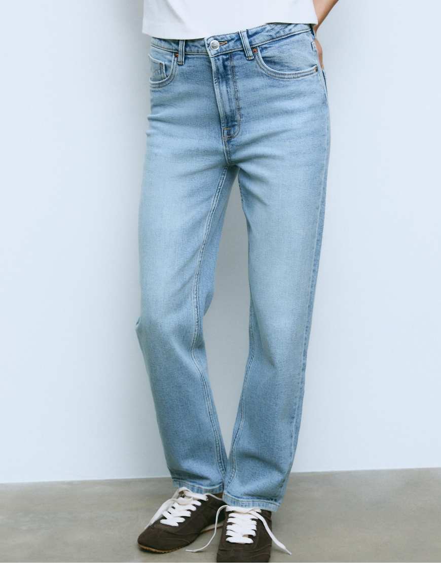 Stradivarius - D14 - Schmale Comfort-Fit-Jeans in heller Bleach-Waschung-Blau von Stradivarius