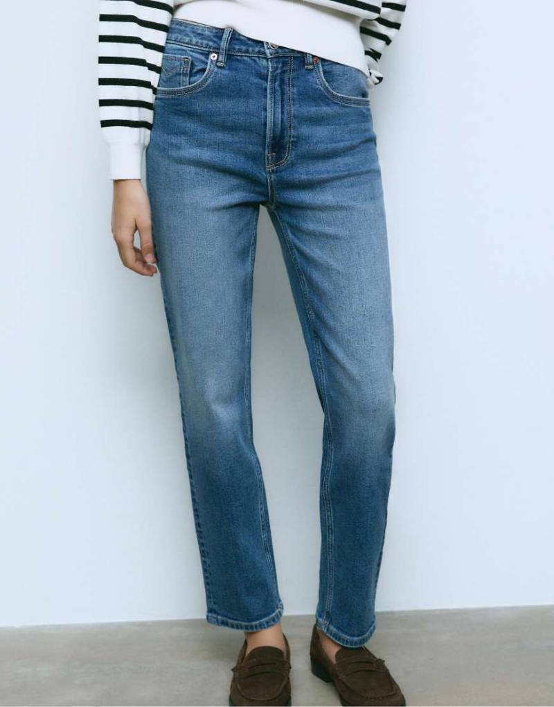 Stradivarius - D14 - Slim-Comfort-Fit-Jeans aus Denim in mittlerem Hellblau von Stradivarius