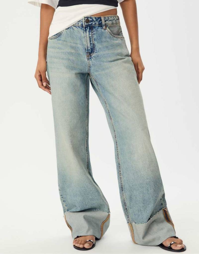 Stradivarius - D65 - Jeans in Mittelblau mit geradem Schnitt und Umschlagsaum von Stradivarius
