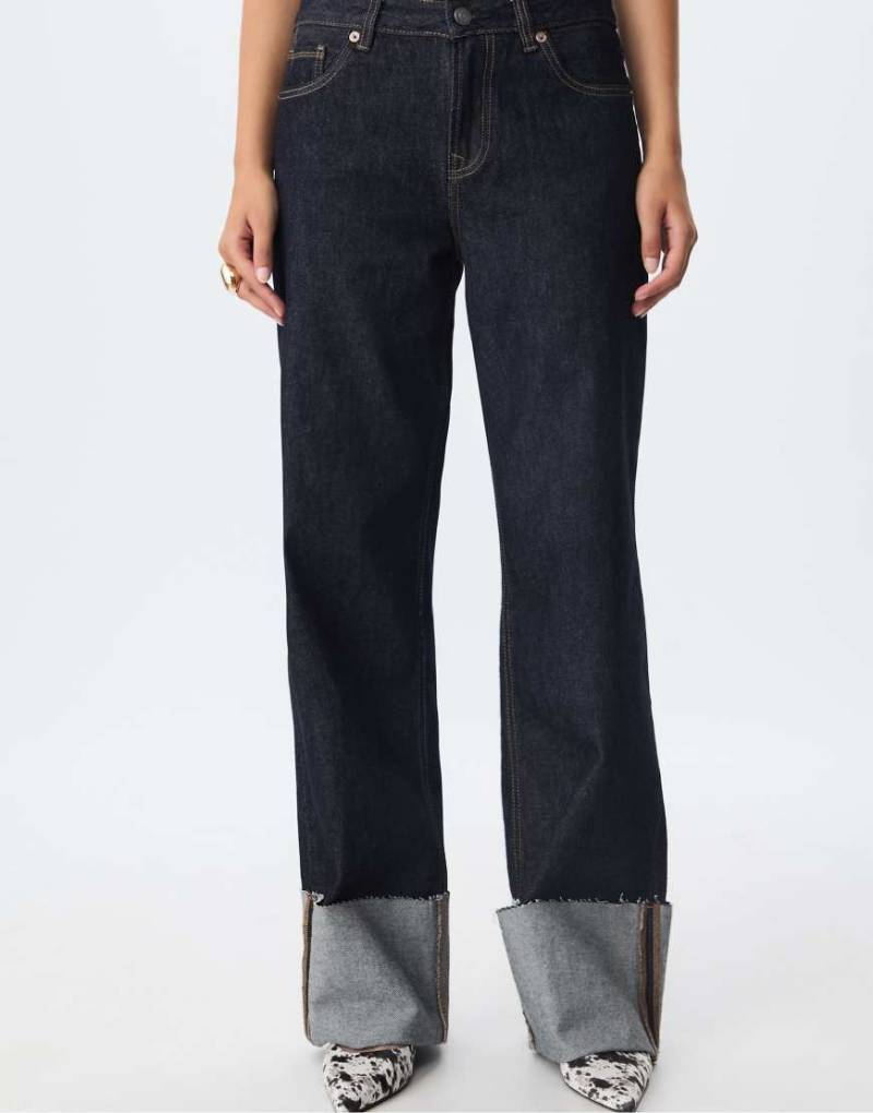 Stradivarius - D65 - Jeans in blauer Rinse-Waschung mit geradem Schnitt und Umschlagsaum von Stradivarius