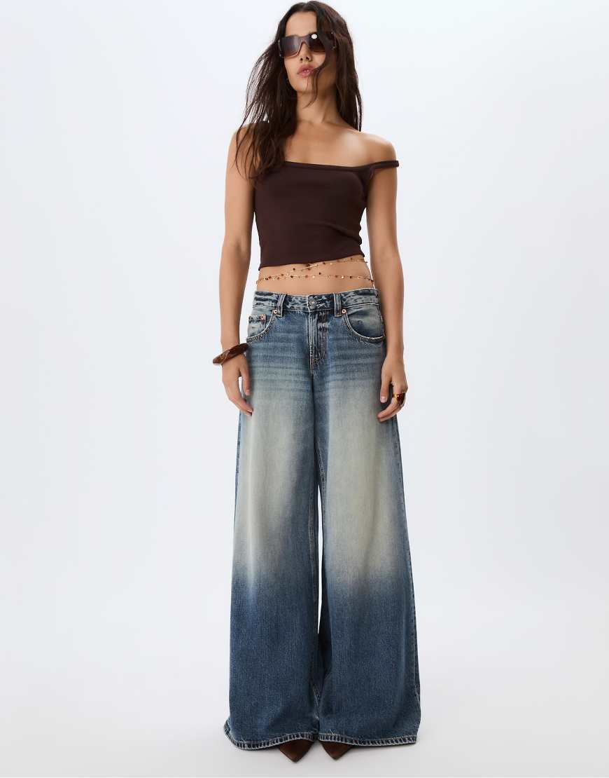 Stradivarius - D66 - Denim-Jeans in überfärbtem Blau mit niedrigem Bund und sehr weitem Bein Stradivarius - D66 - Denim-Jeans in überfärbtem Blau mit niedrigem Bund und sehr weitem Bein von Stradivarius