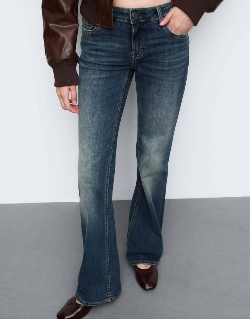 Stradivarius - D67 - Slim-Fit-Bootcut-Jeans aus Denim in mittlerer Waschung-Blau von Stradivarius