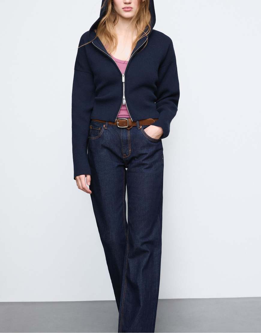 Stradivarius - D68 - Bootcut-Jeans in überfärbtem Jeansblau mit Gürtel Stradivarius - D68 - Bootcut-Jeans in überfärbtem Jeansblau mit Gürtel von Stradivarius