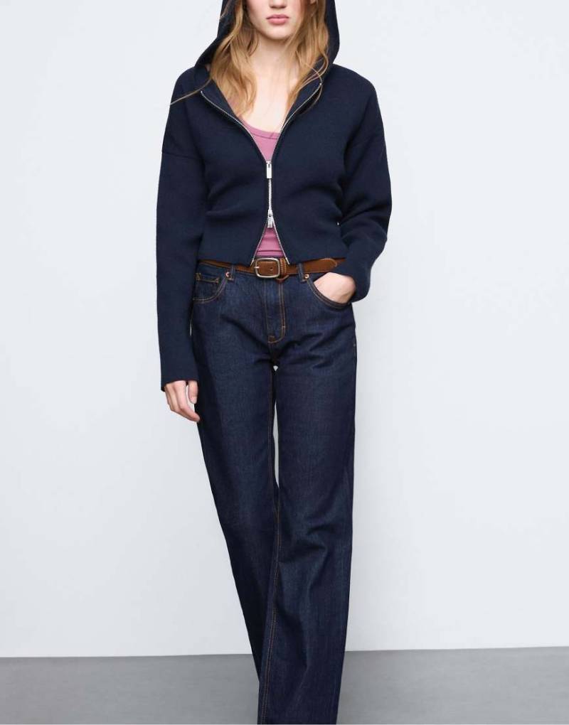 Stradivarius - D68 - Bootcut-Jeans in überfärbtem Jeansblau mit Gürtel Stradivarius - D68 - Bootcut-Jeans in überfärbtem Jeansblau mit Gürtel von Stradivarius