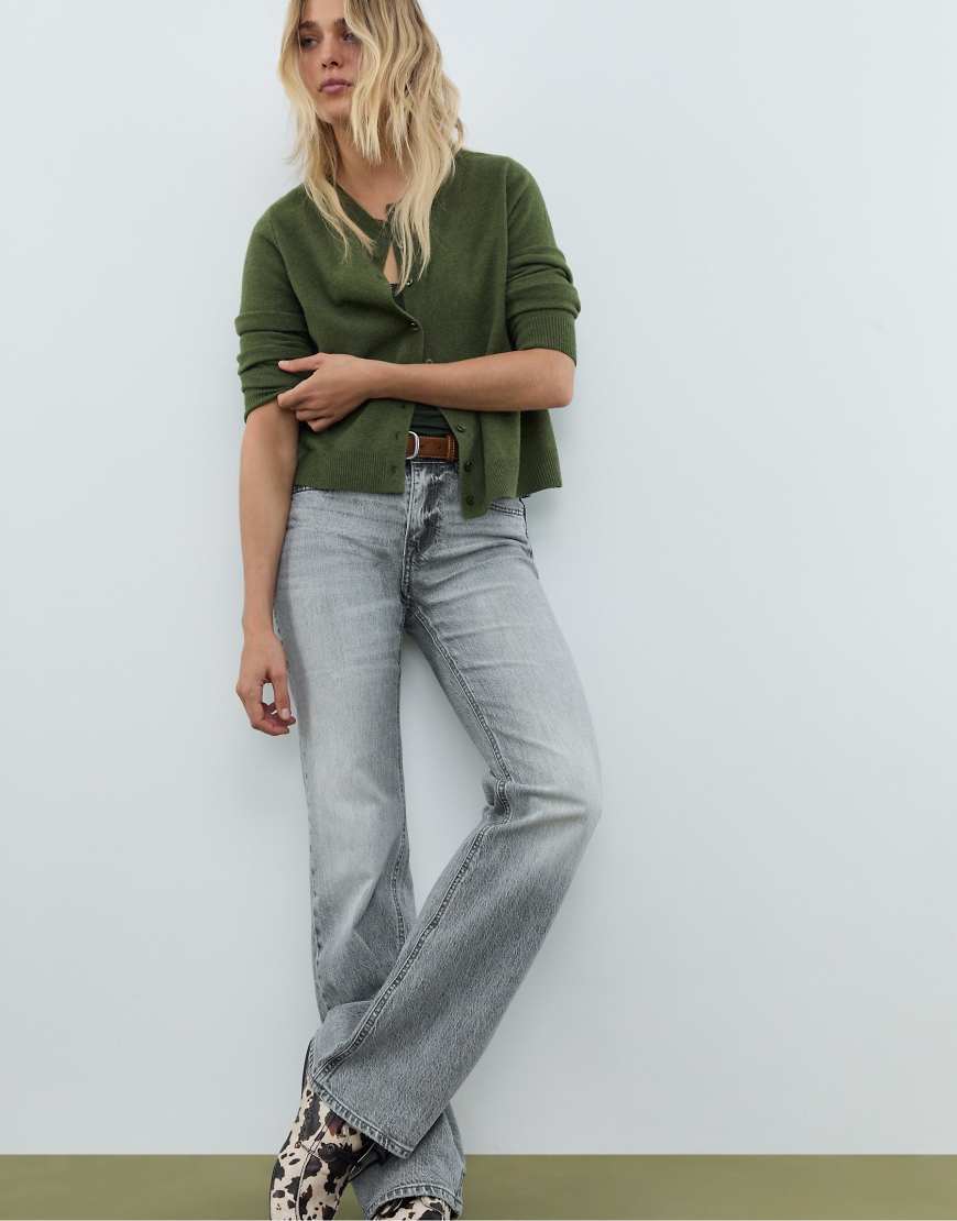 Stradivarius - D68 - Bootcut-Jeans in verwaschenem Hellgrau mit Gürtel Stradivarius - D68 - Bootcut-Jeans in verwaschenem Hellgrau mit Gürtel von Stradivarius
