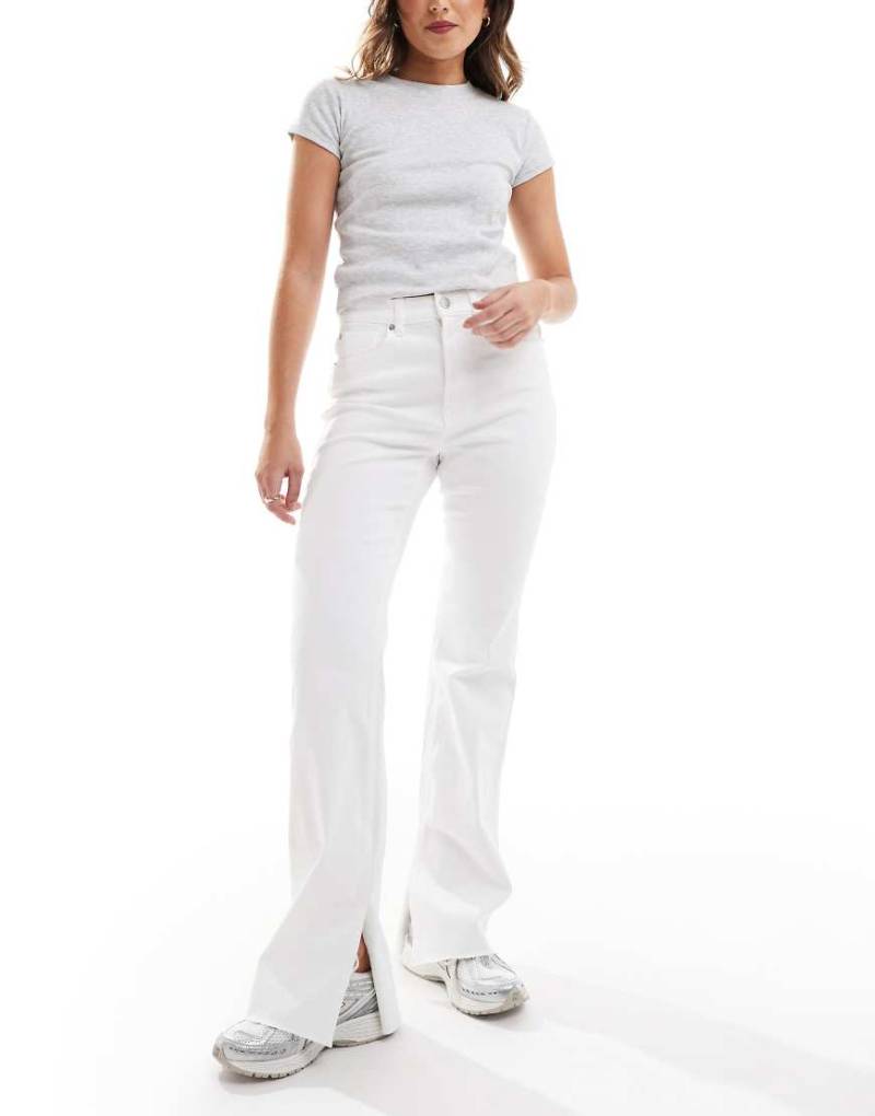 Stradivarius - D74 - Schlagjeans in Weiß mit Saumschlitz von Stradivarius