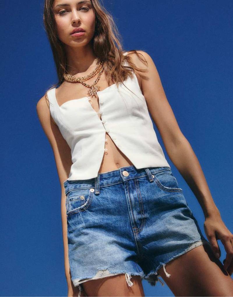 Stradivarius - D75 - Zerrissene Jeansshorts in überfärbtem Blau von Stradivarius