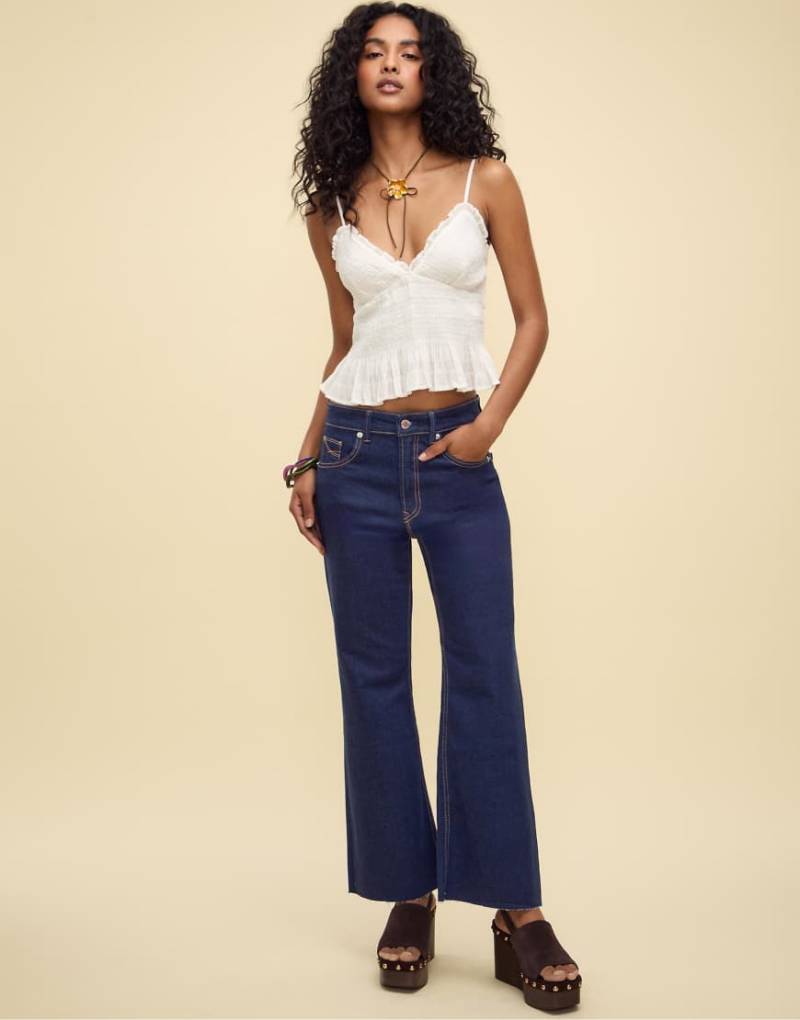 Stradivarius - D78 - Cropped-Schlagjeans in überfärbtem Denimblau von Stradivarius