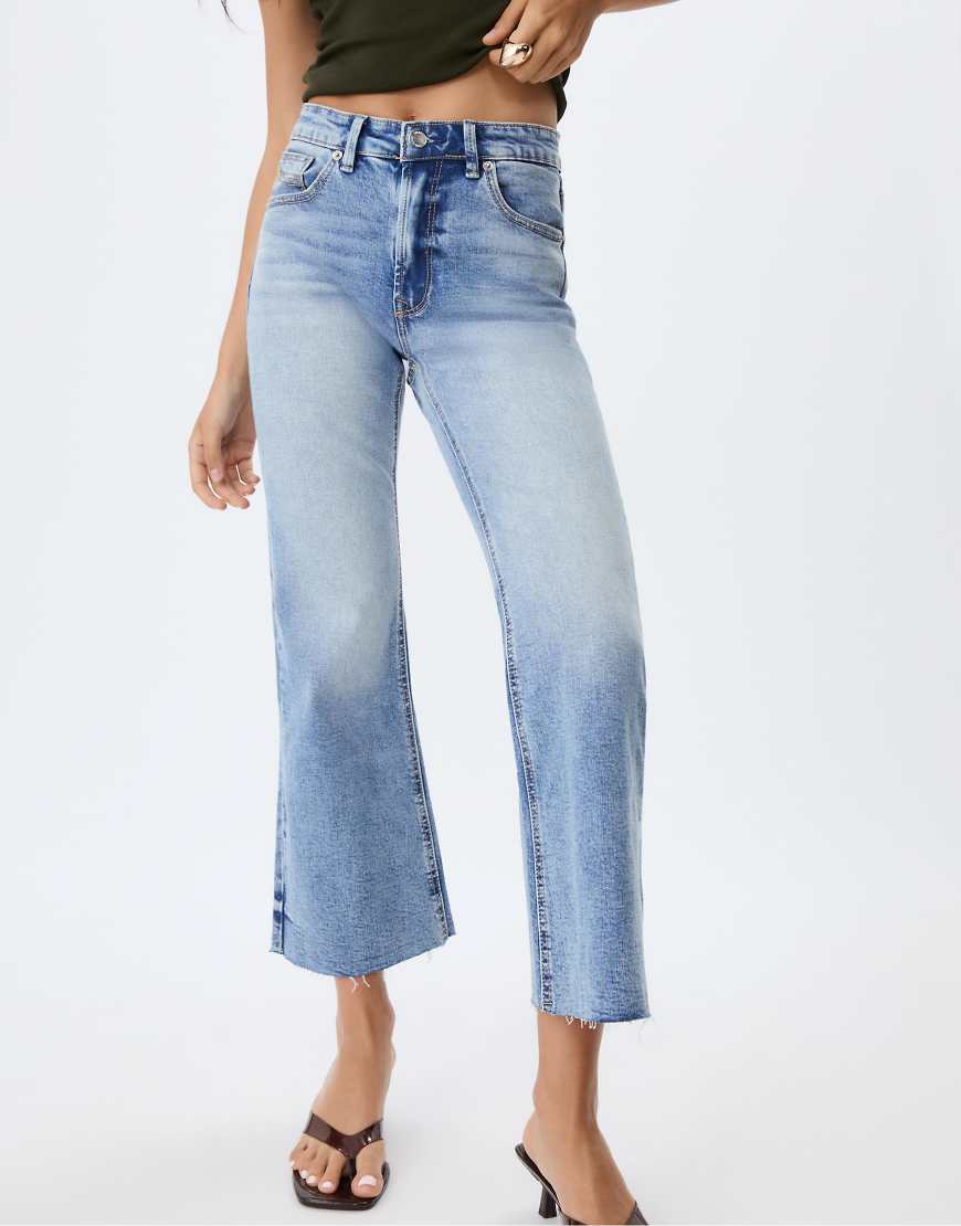 Stradivarius - D78 - Cropped-Schlagjeans mit mittelhohem Bund, und mittelblauer Denim-Waschung von Stradivarius