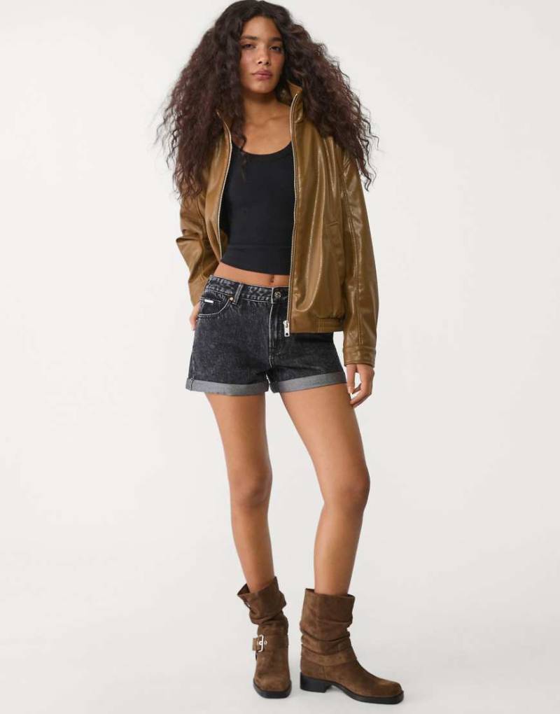 Stradivarius - D83 - Mom-Shorts in verwaschenem Schwarz-Grau von Stradivarius