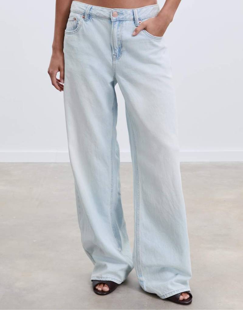 Stradivarius - D91 - Jeans aus blauem Denim mit weitem Bein und niedrigem Bund von Stradivarius