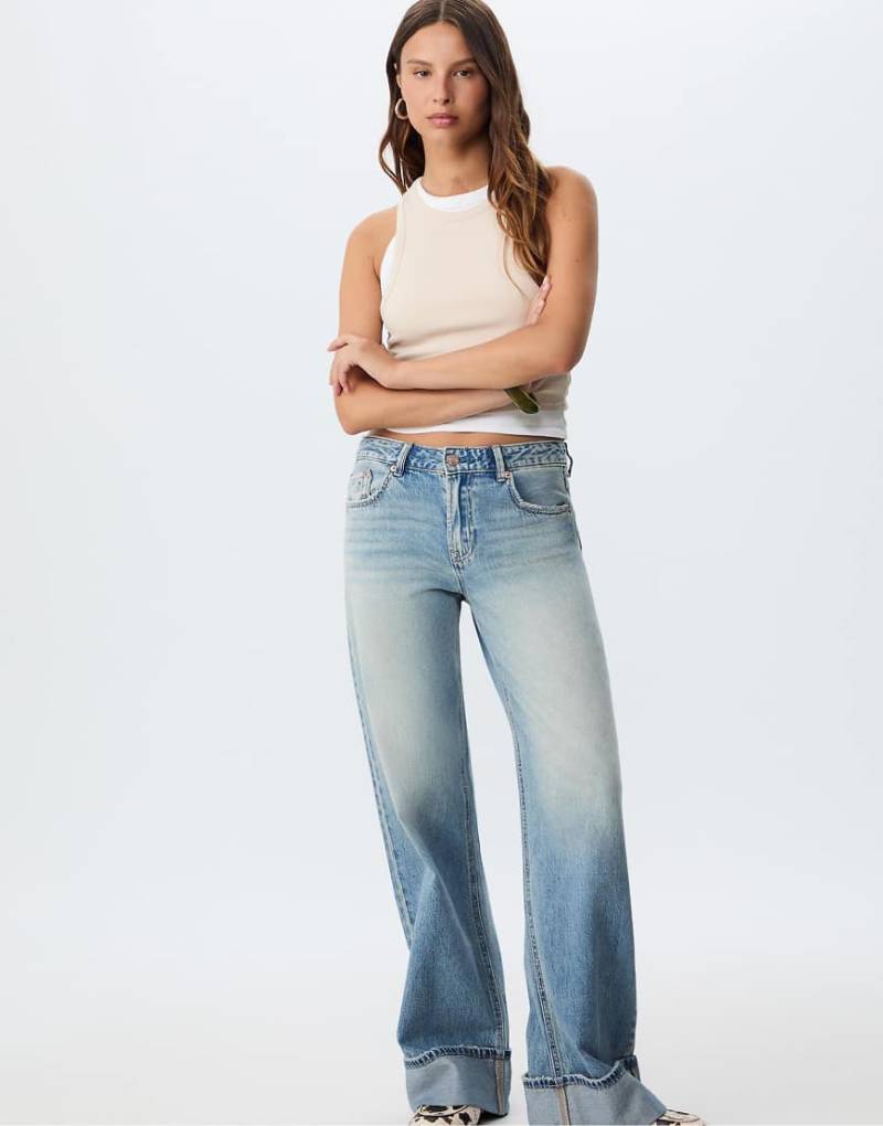 Stradivarius - D91 - Jeans aus mittelhellblauem Denim mit weitem Bein und niedrigem Bund Stradivarius - D91 - Jeans aus mittelhellblauem Denim mit weitem Bein und niedrigem Bund von Stradivarius