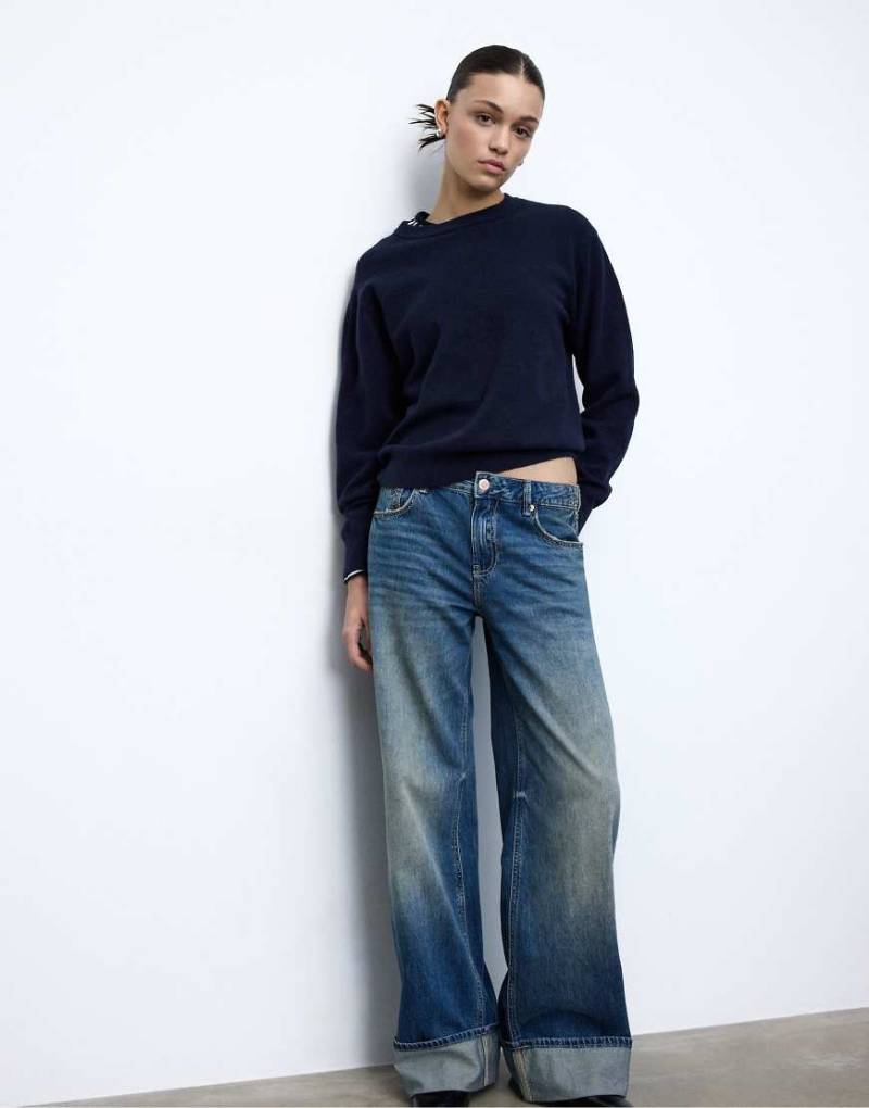 Stradivarius - D91 - Jeans in Mittelblau mit weitem Bein und niedrigem Bund-Marineblau von Stradivarius