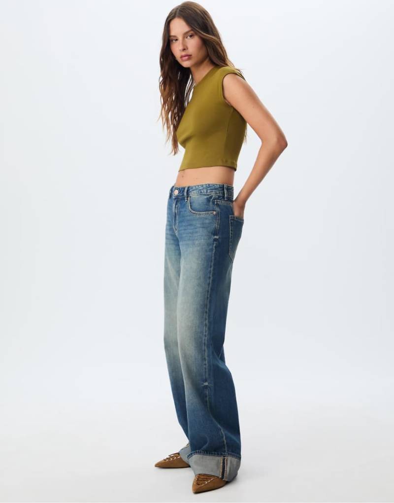 Stradivarius - D91 - Jeans in Mittelblau mit weitem Bein und niedrigem Bund-Marineblau von Stradivarius