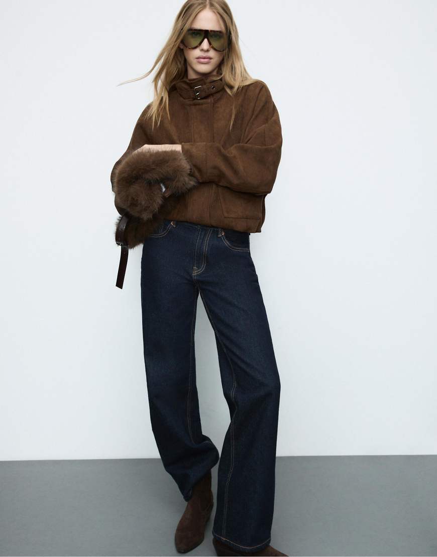 Stradivarius - D92 - Denim-Jeans in überfärbtem Mittelblau mit weitem Bein und geradem Schnitt von Stradivarius