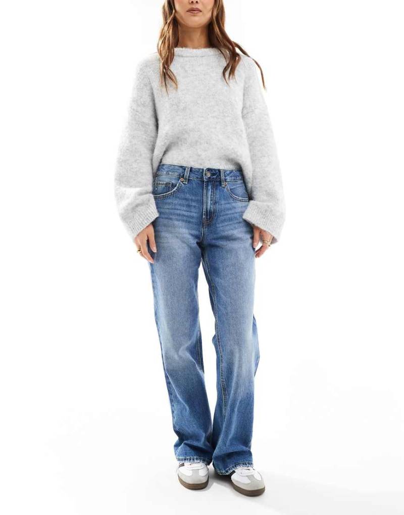 Stradivarius - D92 - Gerade geschnittene Jeans in Mittelblau mit weitem Bein von Stradivarius
