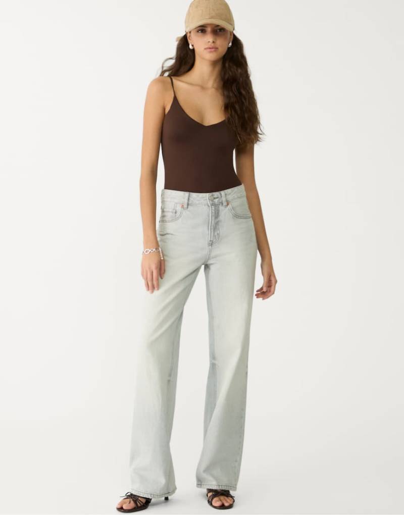 Stradivarius - D92 - Gerade geschnittene Jeans in überfärbtem Blau-Grau von Stradivarius