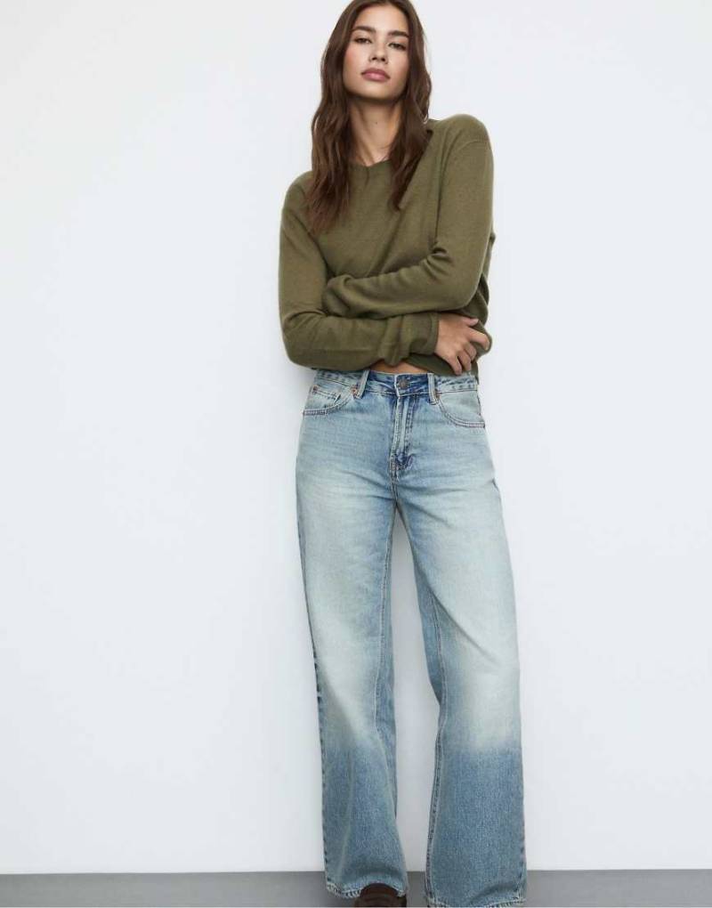 Stradivarius - D92 - Jeans aus Denim in mittelblauer Waschung mit weitem Bein und geradem Schnitt von Stradivarius