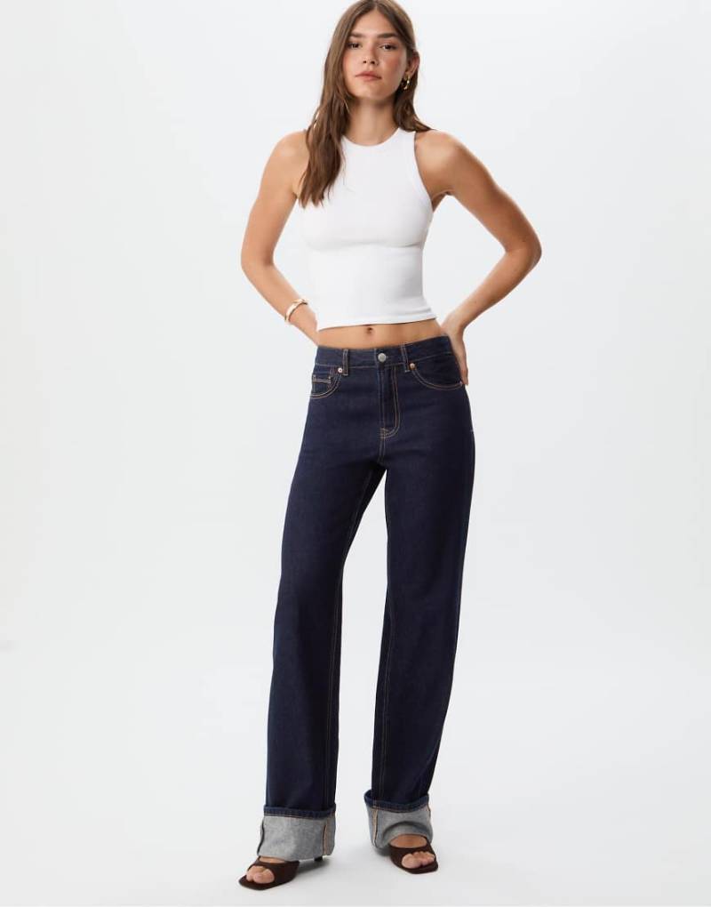 Stradivarius - D92 - Straight Jeans aus dunklem Denim mit weitem Bein-Blau von Stradivarius