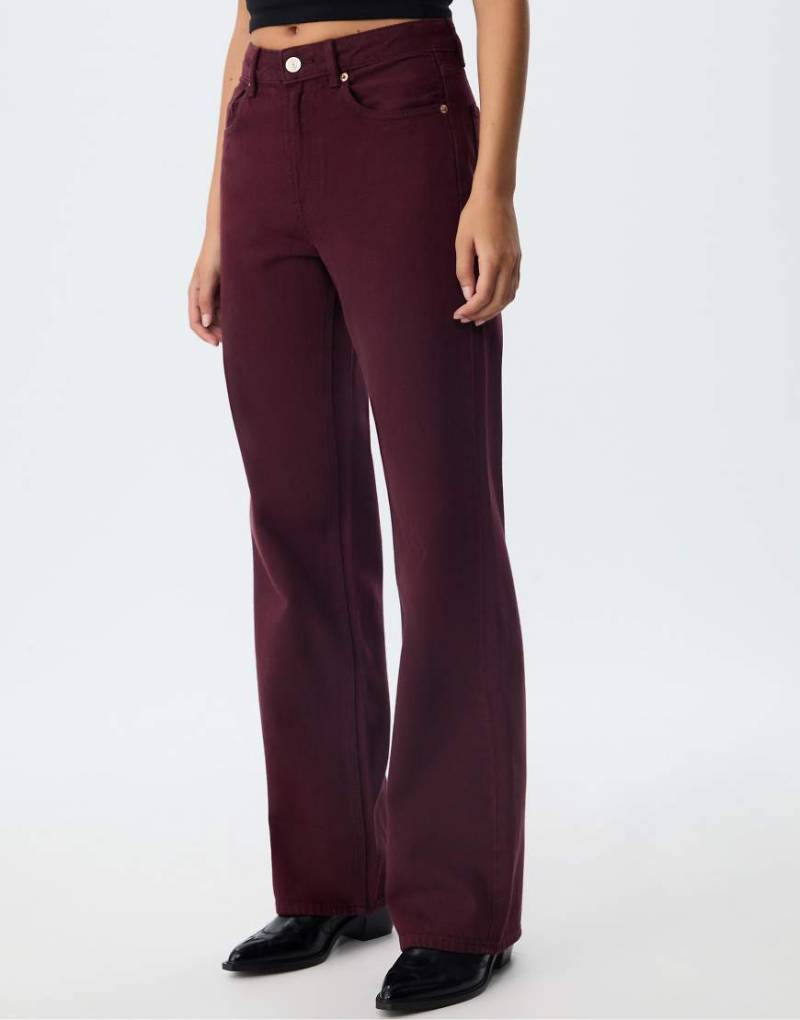 Stradivarius - D92 - Weite Straight Jeans in Burgunderrot von Stradivarius