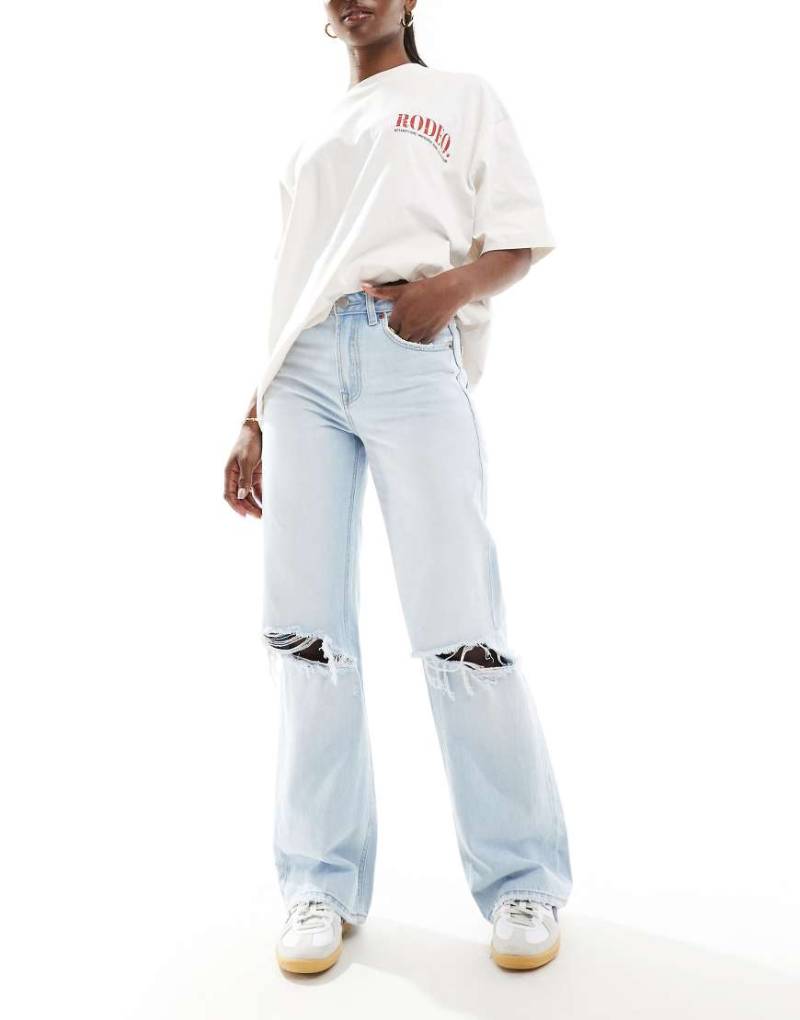 Stradivarius - D92 - Zerrissene Straight Jeans in hellblauer Waschung von Stradivarius