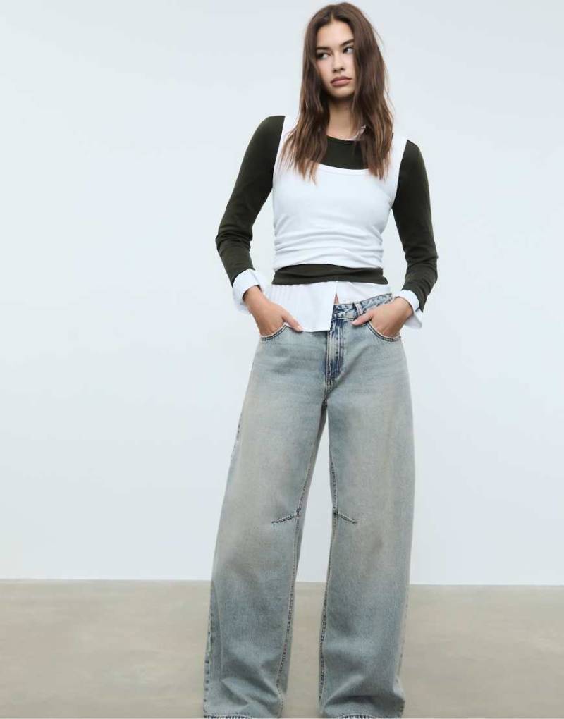 Stradivarius - D94 - Relaxed-Fit-Jeans in überfärbter blauer Waschung mit weitem Bein von Stradivarius