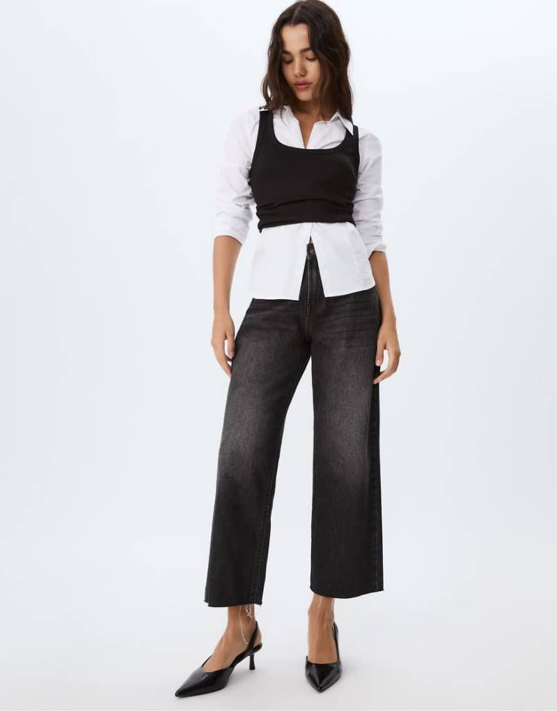 Stradivarius - D96 - Cropped-Jeans im Straight Fit in Schwarz mit verwaschenem Effekt und geradem Bein-Grau von Stradivarius