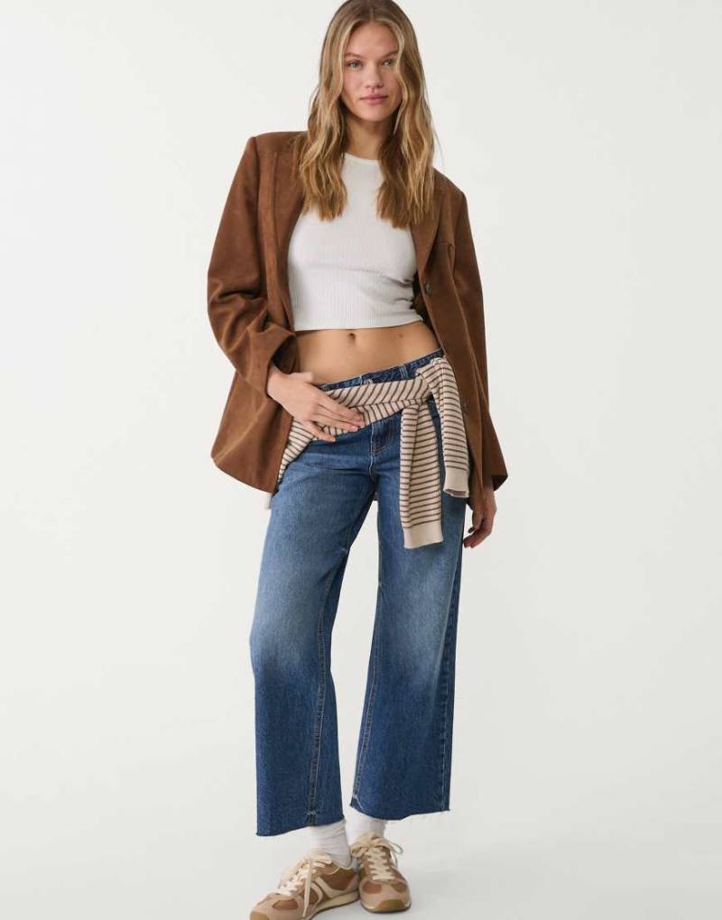 Stradivarius - D96 - Cropped-Jeans in überfärbtem Blau mit geradem Schnitt von Stradivarius